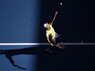 Rakuan Dominic Thiem servíruje v osmifinále Australian Open.