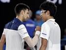 Novak Djokovi (vlevo) gratuluje korejskému mladíkovi ong Hjonovi k postupu...