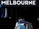 PEKVAPENÍ. estinásobný vítz Australian Open Novak Djokovi se louí u v...