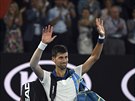 Srbský tenista Novak Djokovi zdraví diváky po vypadnutí v osmifinále na...