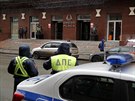 Policejní strá ped kanceláí vdce ruské opozice Alexeje Navalného v Moskv...