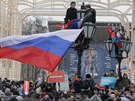Stoupenci ruského opoziního vdce Alexeje Navalného  bhem protestu v Moskv...