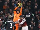 Petr ech chytá vysokou stelu v zápase Arsenalu proti Burnley