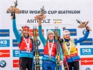 Bloruska Darja Domraevová (uprosted) vyhrála závod s hromadným startem v...