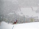 Henrik Kristoffersen na trati v Kitzbühelu bhem slalomu.