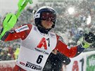 Henrik Kristoffersen slaví vítzství ve slalomu v Kitzbühelu.