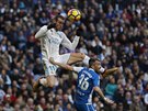 Gareth Bale (v bílém) hlavikuje ve vysokém výskoku v zápase mezi Realem Madrid...