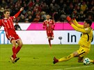 Branká Brém Jií Pavlenka zasahuje proti Thomasu Müllerovi z Bayernu.
