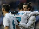 Gareth Bale se objímá s Cristianem Ronaldem. V zápase Realu proti Corun doba...