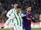 Lionel Messi zkouí zabránit nahrávce v zápase Barcelony s Betisem