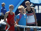 eská tenistka Karolína Plíková (vpravo) ped tvrtfinálovým utkáním se...