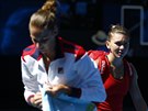 tvrtfinálové soupeky na Australian Open - Karolína Plíková (vlevo) a Simona...