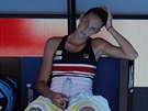 Karolína Plíková odpoívá bhem tvrtfinále Australian Open proti Rumunce...