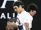 výcar Roger Federer (vlevo) se míjí na kurtu bhem semifinále tenisového...