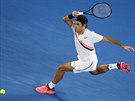 výcarský tenista Roger Federer v akci bhem semifinále Australian Open.