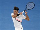 Roger Federer zahrává forhend v semifinále tenisového Australian Open.