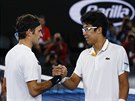 výcar Roger Federer (vlevo) pijímá od ong Hjona z Koreje gratulaci k postupu...