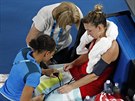 Rumunka Simona Halepová si bhem nároného finále Australian Open vyádala...