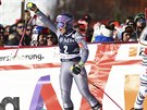 Francouzská lyaka Tessa Worleyová (vlevo) slaví prvenství v obím slalomu v...