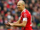 Arjen Robben z Bayernu Mnichov gestem ukliduje spoluhráe.