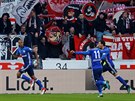 Fotbalisté Schalke slaví branku v utkání proti Stuttgartu.