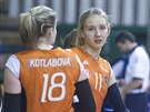 Volejbalistky ternberku Sandra Kotlabová (zády) a Tetiana Karpushynová v...