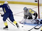 Gólman Henrik Lundqvist odolává pokusm Jacka Eichela bhem All-Star Game NHL v...