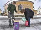 Ostaovtí nafukovali balonky ped kostelíkem, který zachraují.