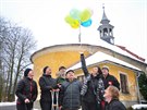 Ostaovtí vypoutli balonky ped kostelíkem, který zachraují.