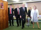 Prezident Milo Zeman s manelkou Ivanou odvolili na základní kole v praských...