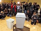 Novinái a fotografové ekají ve volební místnosti v praských Lysolajích na...