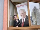 Radost z vítzství Miloe Zemana v prezidentských volbách v restauraci U...