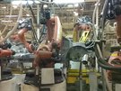 Roboti v Kvasinách berou dech. koda ukázala, jak montují auta.