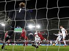 VÍTZNÝ GÓL. Obránce Swansea Alfie Mawson stílí gól v utkání anglické ligy s...