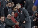 DO FINÁLE. Trenér Arséne Wenger se na lavice Arsenalu raduje z postupu do...