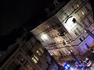 V Náplavní ulici v Praze hoří hotel.