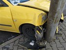Řidička ve Znojmě nezvládla odbočení na křižovatce a narazila do sloupu na...