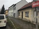 Do policejních zátarasů muž s kradeným autem narazil v čelákovické ulici...