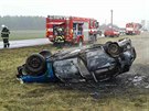 U Vranovic na Brněnsku havaroval zdrogovaný řidič. Auto celé shořelo.