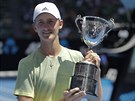 Sebastian Korda s trofejí pro vítěze juniorky na tenisovém Australian Open.