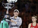 RADOST A ZKLAMÁNÍ. Caroline Wozniacká s trofejí pro ampionku Australian Open,...