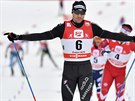 Dario Cologna vítzí v závodu na patnáct kilometr volnou technikou v Seefeldu.