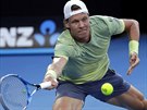 Tomá Berdych v duelu s Rogerem Federerem ve tvrtfinále Australian Open.