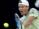 Tomá Berdych v duelu s Rogerem Federerem ve tvrtfinále Australian Open.