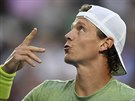 Tomá Berdych ve tvrtfinále Australian Open s Rogerem Federerem.