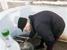 Jeden z návtvník lázní Skalka na Prostjovsku si nabírá léivou vodu z...