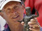 Francouzský archeolog Franck Goddio ukazuje bronzovou soku - jeden z artefakt...