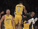 Basketbalisté LA Lakers oslavují bhem souboje s Indianou. Nejvýe Jordan...