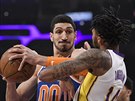 Enes Kanter (vlevo) z New Yorku pod tlakem Brandona Ingrama z LA Lakers.