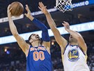 Enes Kanter (vlevo) z New Yorku zakonuje pes Zazu Pauliju z Golden State.